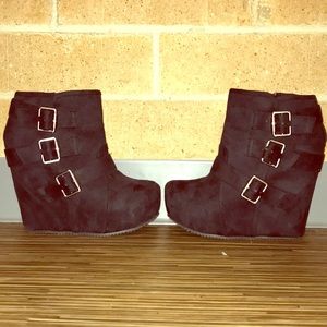 Shi Onyx Wedge Boot ✨🖤